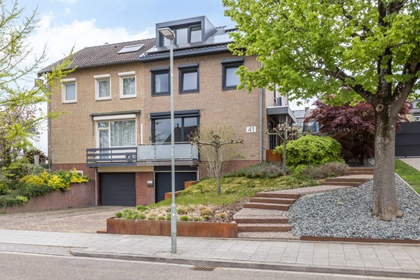 Te koop: Ruim instapklaar gemoderniseerd half vrijstaand woonhuis met garage en tuin in Landgraaf in een geliefde woonwijk